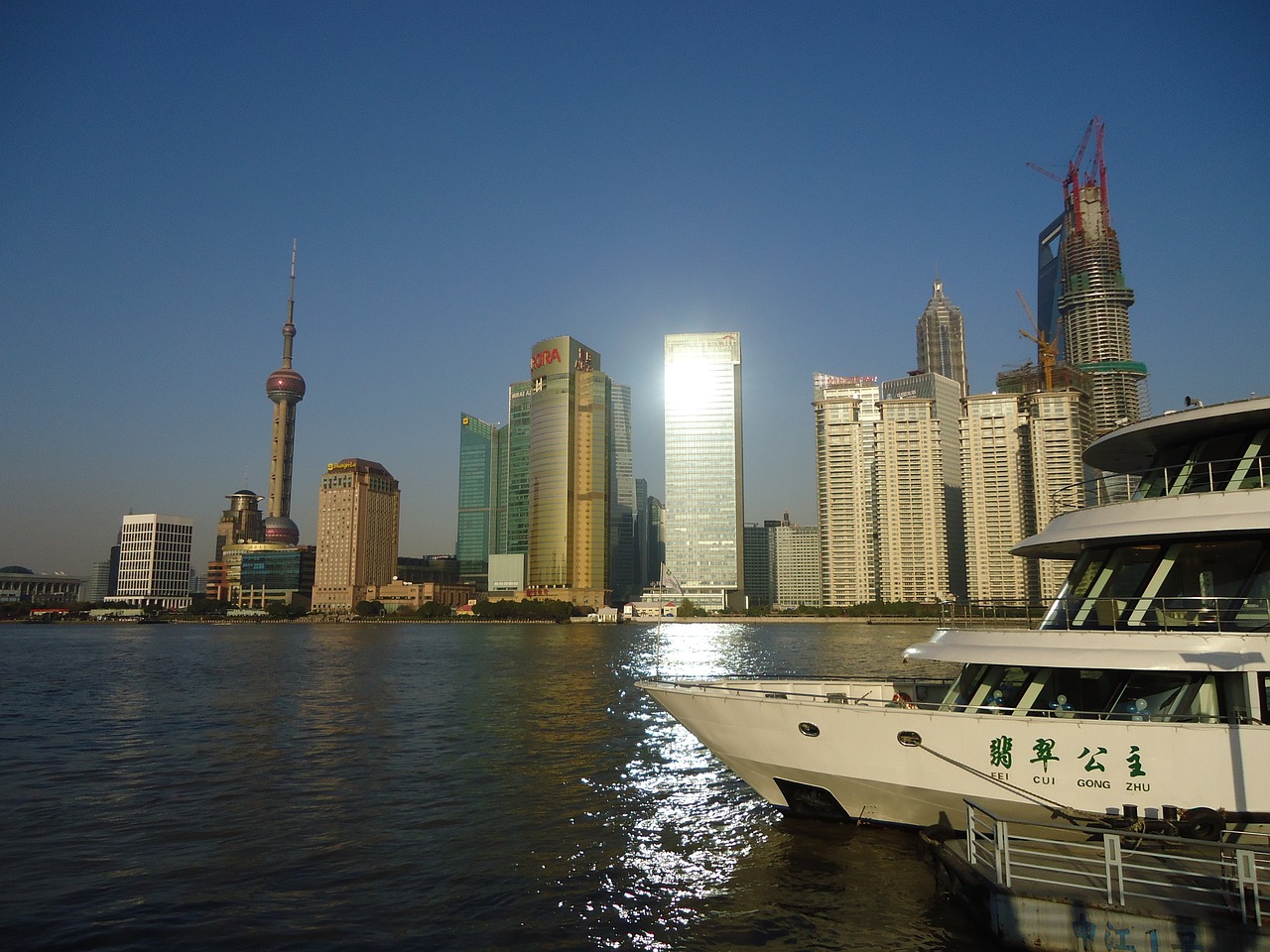 澳门正版金牛版网站免费2023,澳门正版金牛版网站免费2022，澳门正版金牛版网站风险警示，免费网站背后的法律风险与犯罪问题。