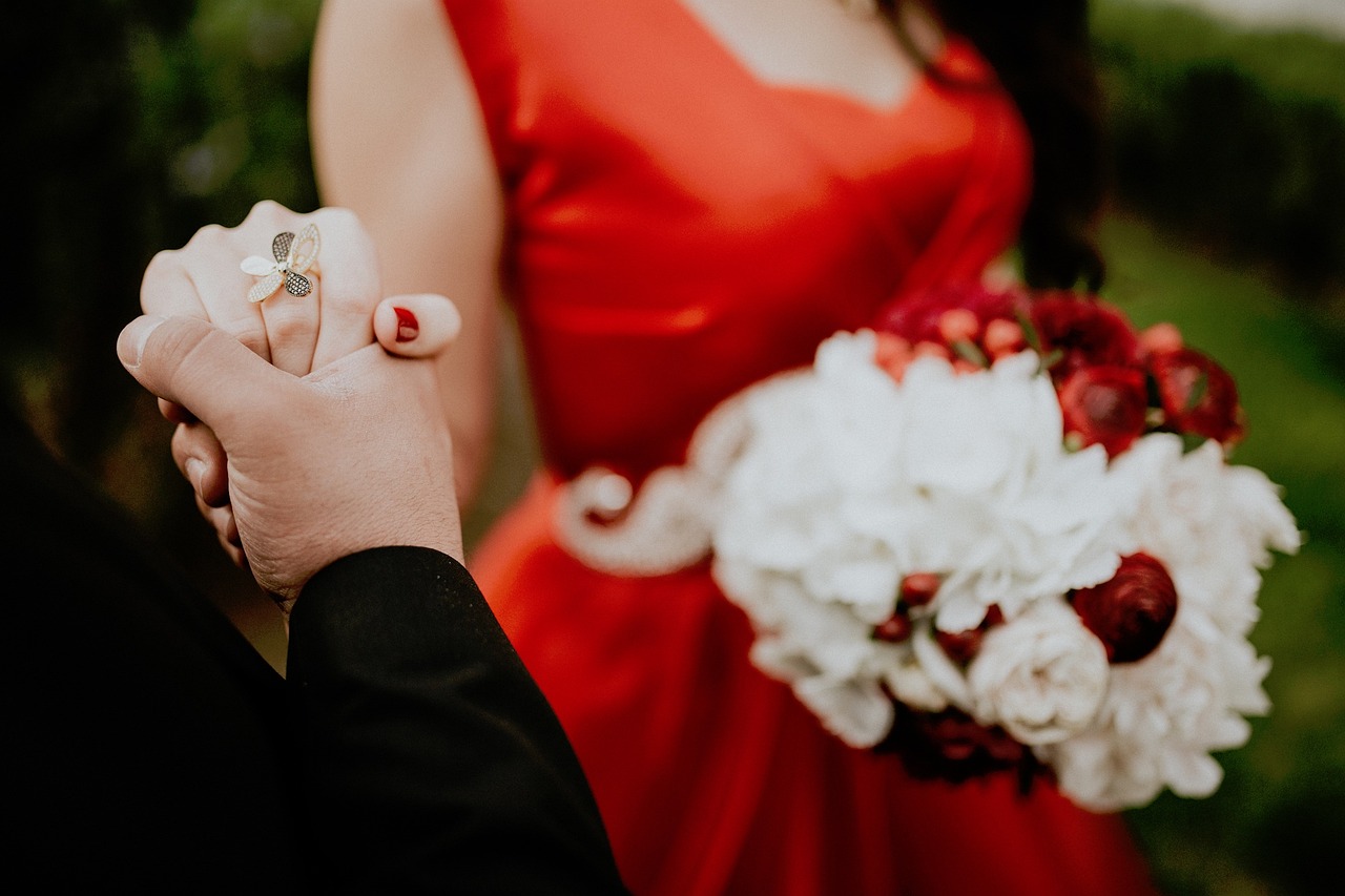 男龙女蛇2025年结婚可以吗，男龙女蛇：2025年结婚运势深度解析与婚姻指南