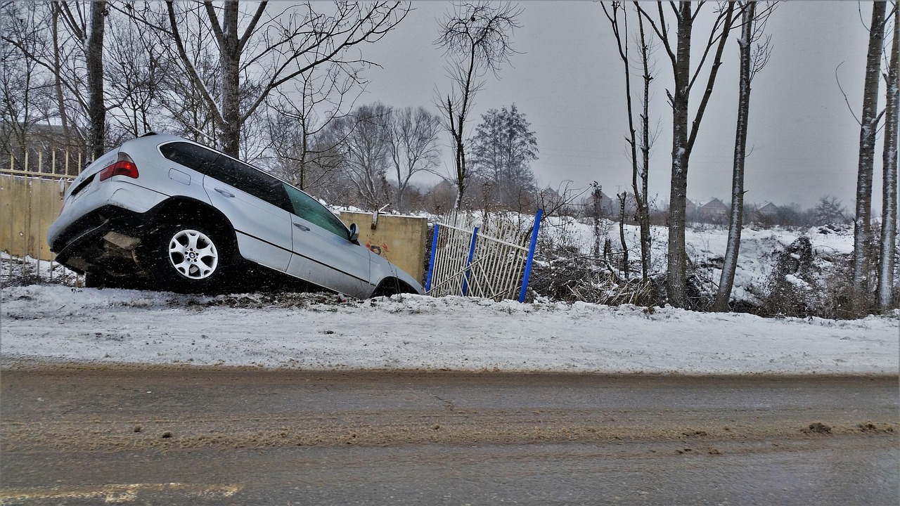 老人驾老年代步车上路遭遇事故 肇事轿车司机被公诉