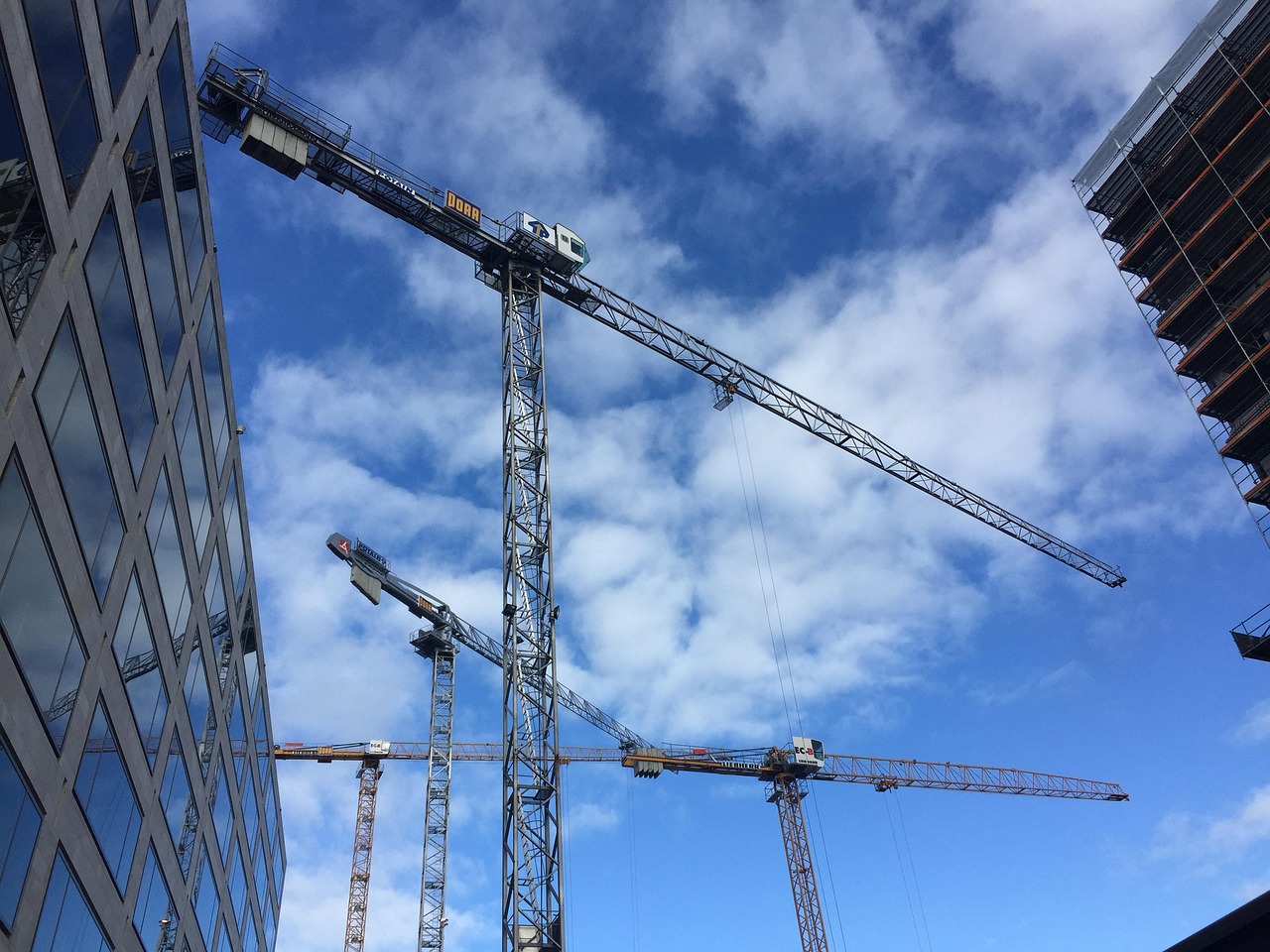 八部门试点的充电桩建设目标·持续跟进，八部门试点推动，充电桩建设目标持续跟进报道
