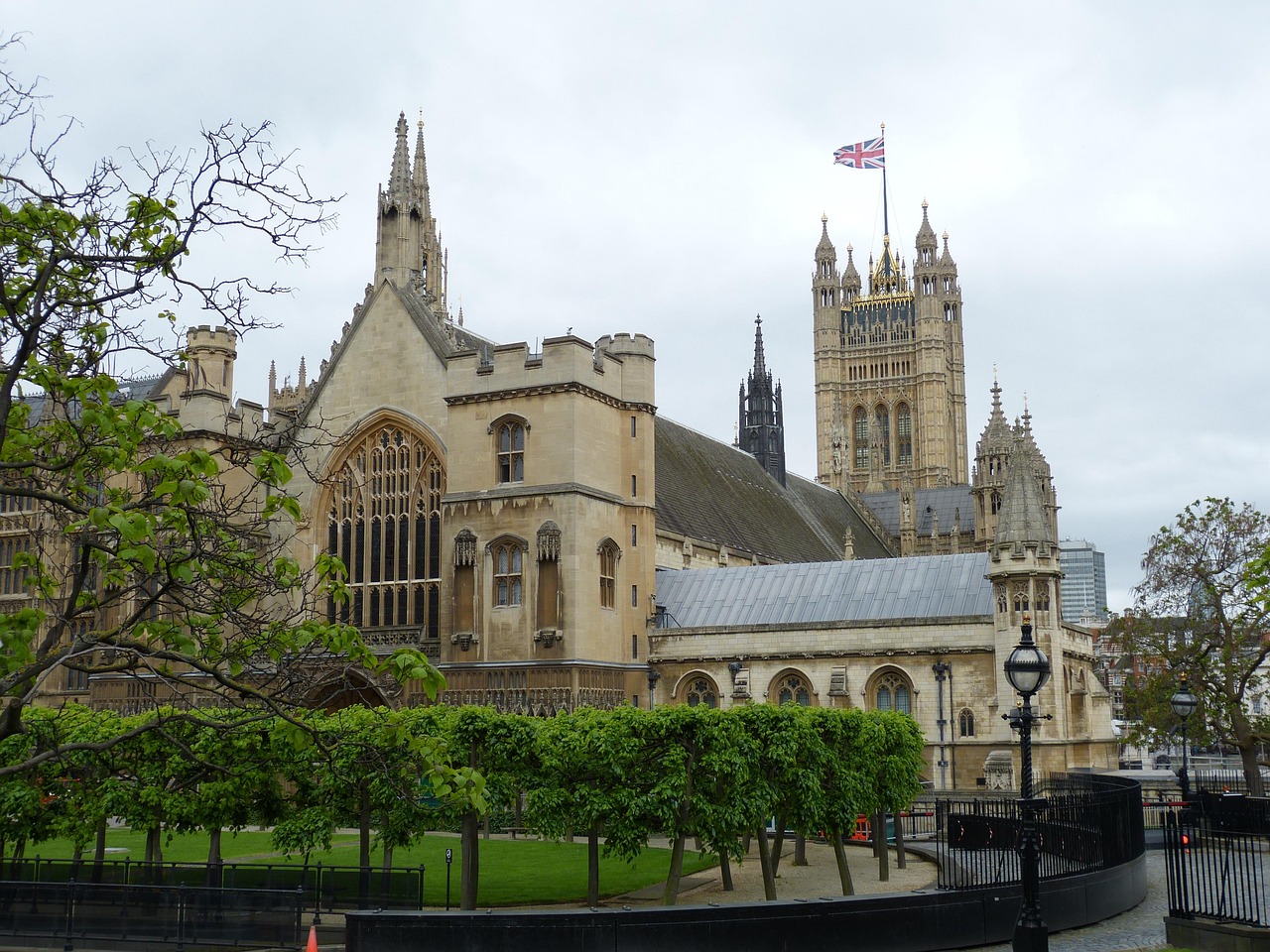 英首相约翰逊最新动态，政策调整与国内外局势应对，英国首相约翰逊政策新动向，应对国内外局势挑战