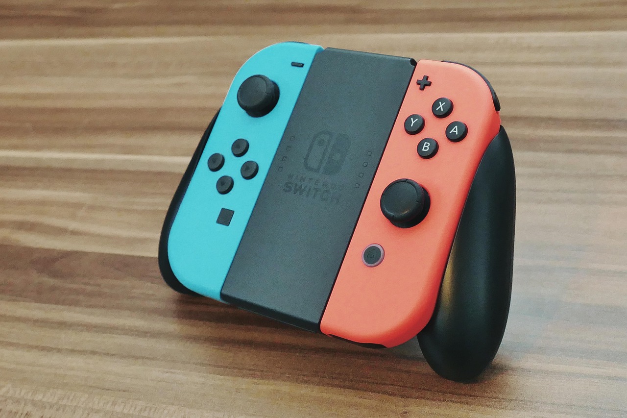任天堂发布Switch 2：全新红色游戏卡与Pro手柄